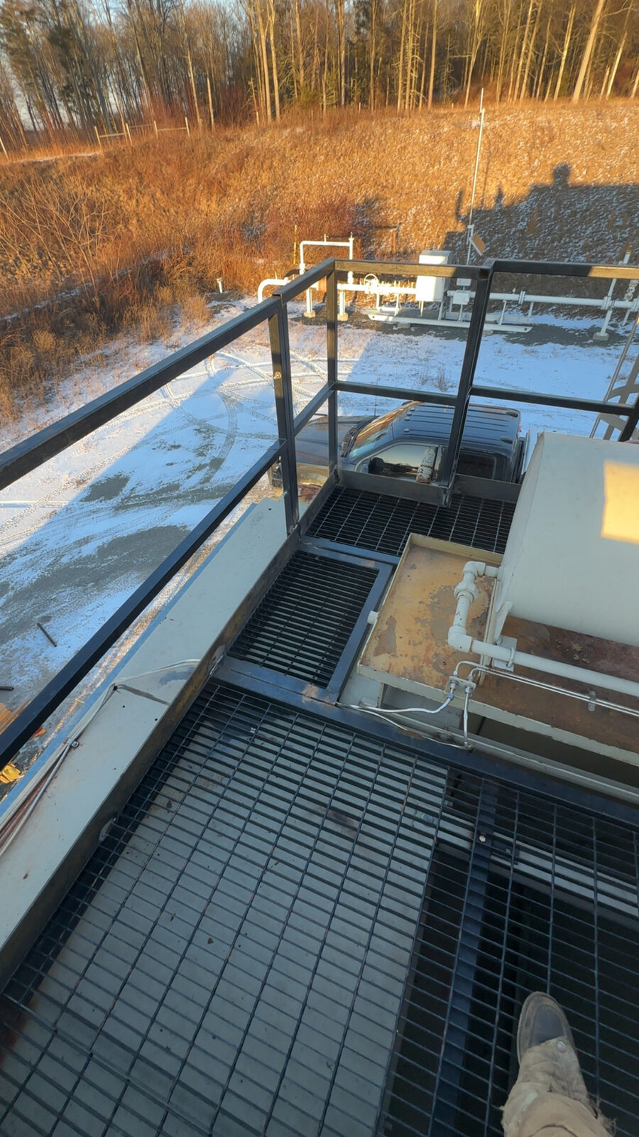 Compressor unit platform and safety railing
